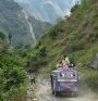 Bus die door de bergen in Nepal rijdt. Foto Poida Smith