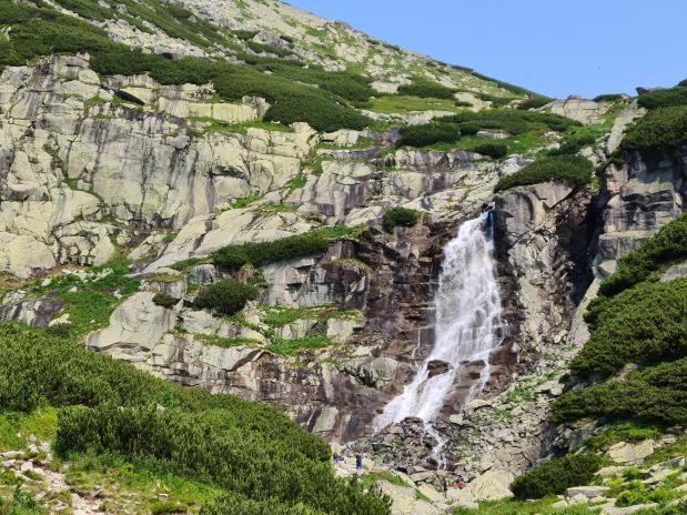 De Skok waterval glijdt over de rotswand naar beneden